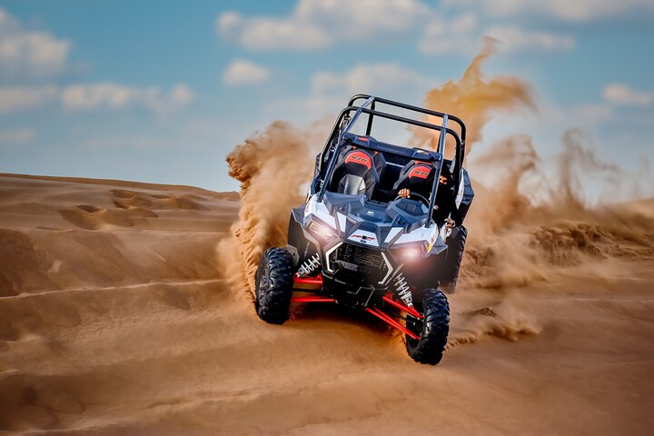 The Ultimate Guide to Dubai Desert Safari – Evening, BBQ & Live Shows 📝